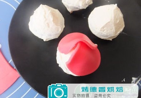 如何制作纸杯蛋糕的翻糖玫瑰花