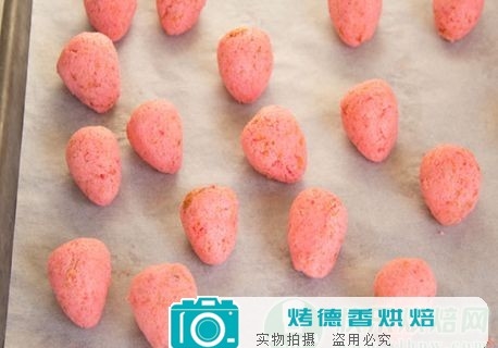 教您制作造型可爱的巧克力草莓小蛋糕