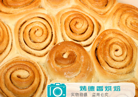 教你制作美味的香草芝士糖霜肉桂面包卷