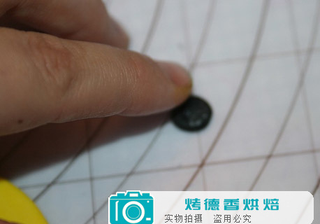 纸杯蛋糕可爱小黄人翻糖装饰制作方法