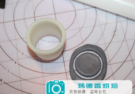 纸杯蛋糕可爱小黄人翻糖装饰制作方法