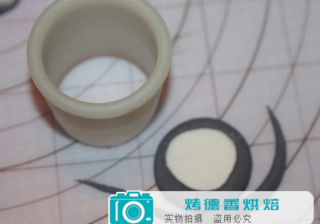 纸杯蛋糕可爱小黄人翻糖装饰制作方法