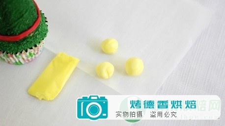 如何制作圣诞小精灵纸杯蛋糕