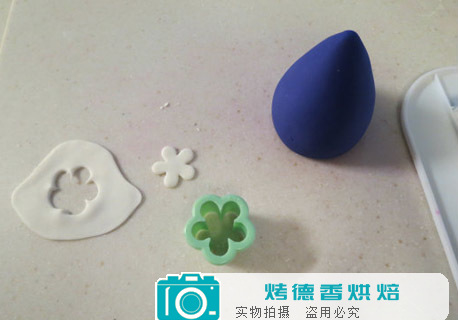 如何制作可爱小女巫蛋糕顶饰