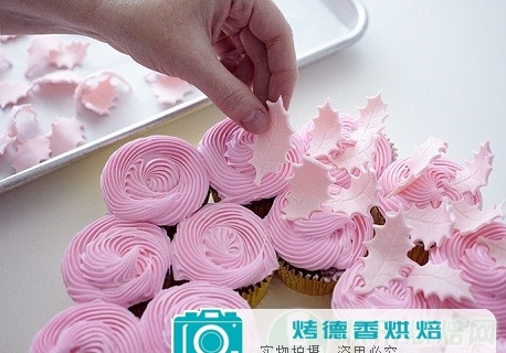 如何制作圣诞纸杯蛋糕花环