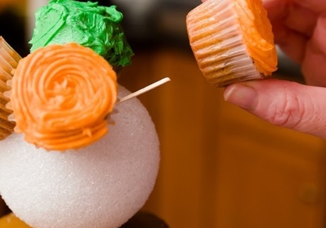 怎样用纸杯蛋糕装饰多层蛋糕