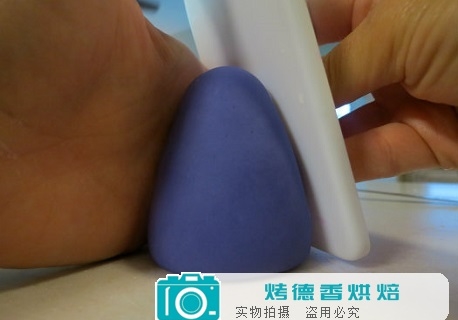 如何制作可爱小女巫蛋糕顶饰