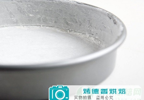 蛋糕烤盘的准备工作
