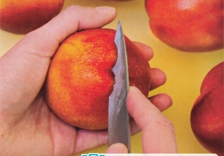如何简易地给桃类水果削皮