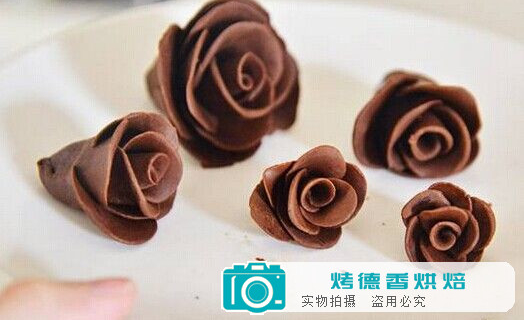 烘焙装饰巧克力花朵怎么制作