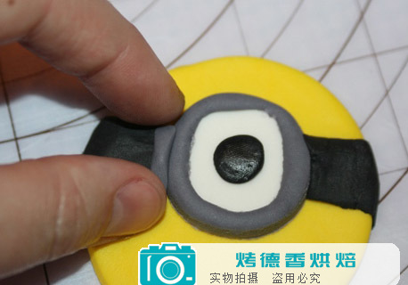 纸杯蛋糕可爱小黄人翻糖装饰制作方法