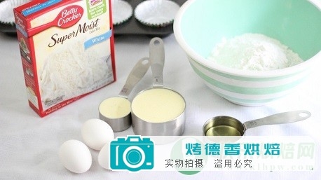 如何制作圣诞小精灵纸杯蛋糕