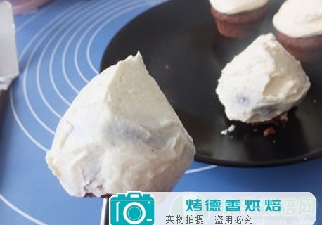 如何制作纸杯蛋糕的翻糖玫瑰花