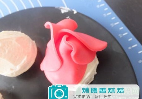 如何制作纸杯蛋糕的翻糖玫瑰花