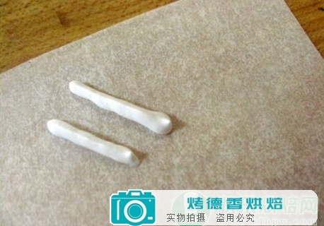 怎样用蛋白糖霜装饰姜饼屋