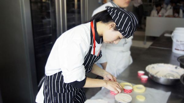 想学烘焙应该去厨师学校还是去蛋糕店跟着师傅实习?