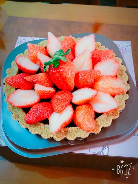 圣诞节烘焙食谱-送这个给女孩子包你......草莓巧克力塔(免烤)