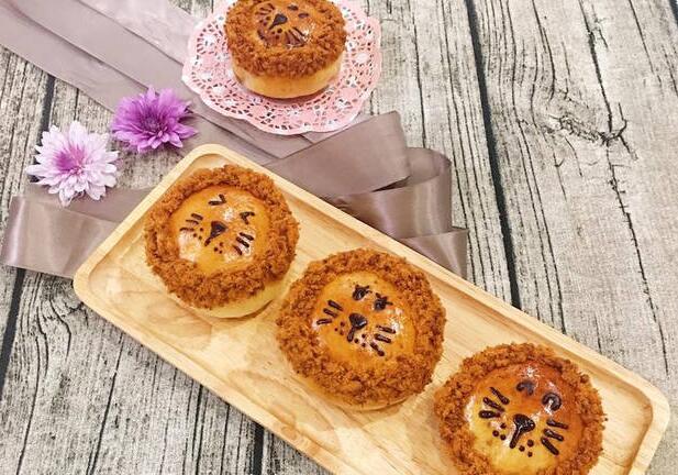 可爱的小狮子起司面包