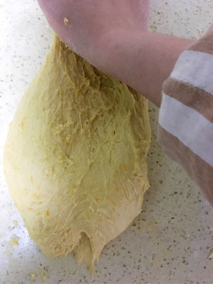 如何不用面包机也能揉面团出手套膜？