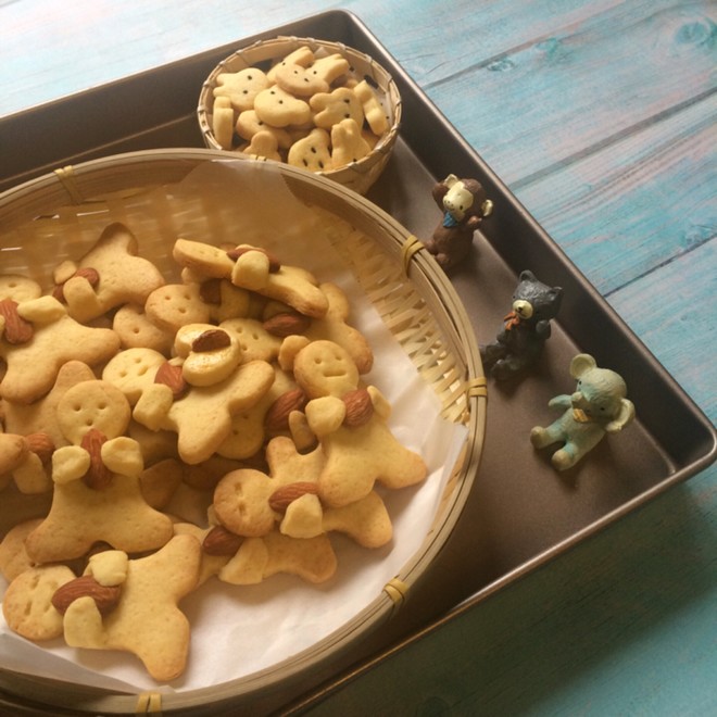 抱杏仁的呆萌小光头饼干制作方法