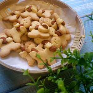 抱杏仁的呆萌小光头饼干制作方法