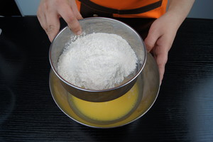 8寸戚风蛋糕（嵌入式烤箱）烘焙食谱