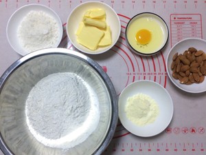 抱杏仁的呆萌小光头饼干制作方法