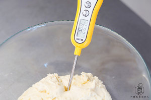 不用出膜一样好吃:免揉面包 制作方法