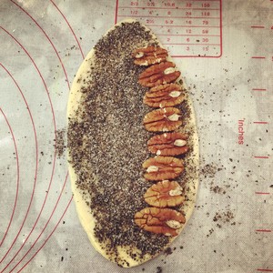 黑芝麻碧根果花朵面包 制作方法