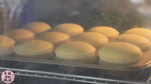 全蛋法打发原味海绵杯子蛋糕制作方法