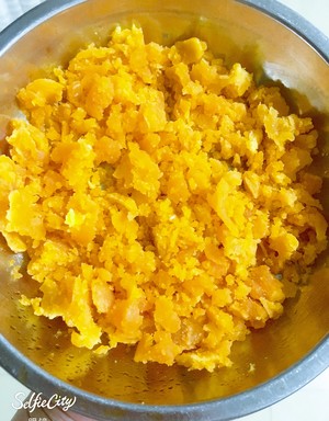 南瓜?咸蛋黄肉松麻薯软欧包?  制作方法