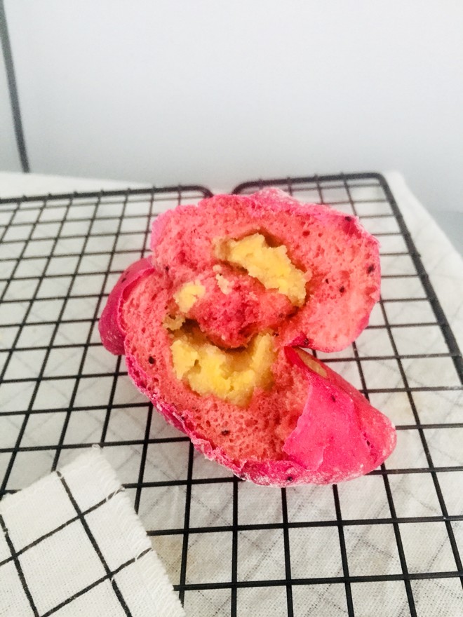 天然娇气红的火龙果面包  制作方法