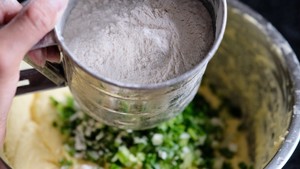 甜中微咸的精品，葱油磅蛋糕  制作方法