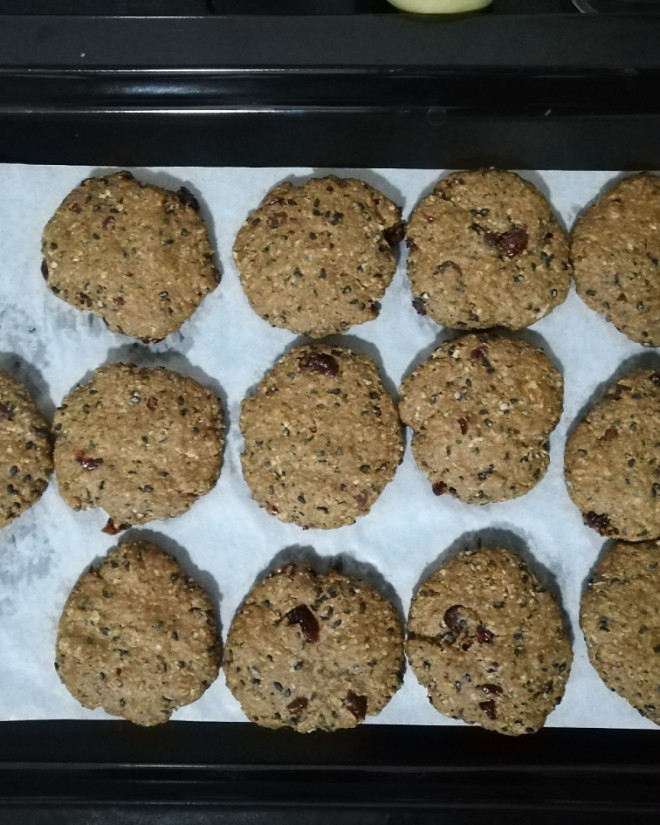 黑芝麻蔓越莓燕麦饼干  制作方法
