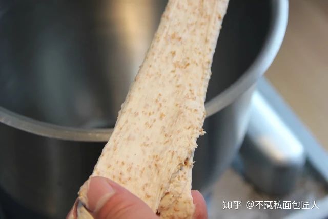 初学者用烤箱做面包?我们做了4款全麦粉占比不同的吐司,到底哪款最适合减脂?