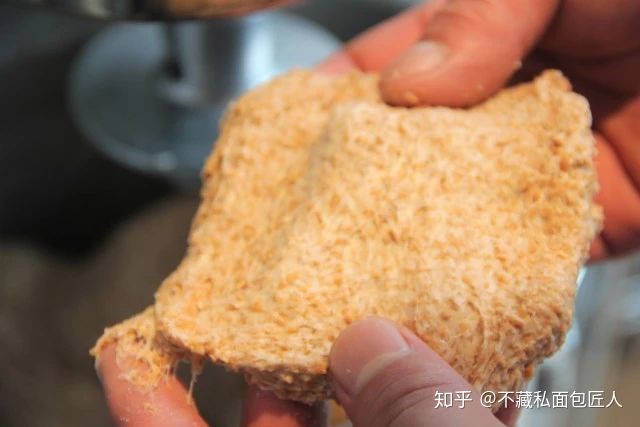 初学者用烤箱做面包?我们做了4款全麦粉占比不同的吐司,到底哪款最适合减脂?