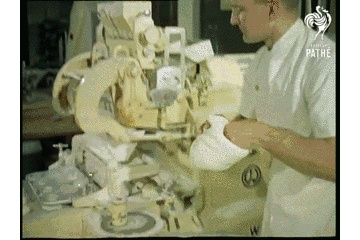 面包冷冻能保存多久,1957年,“冰冻”的面包?!早期面包加工厂原来长这样!
