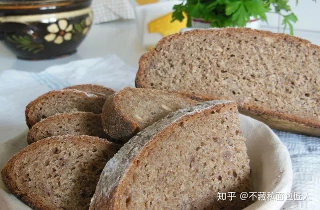 全麦面包的营养价值减脂都说全麦面包好,还有这2款纯素面包你又知道吗