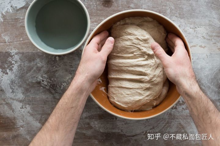 面包发酵的原理,多少人因为需要每日“服侍”酵种而放弃自制?不藏私教你保存秘笈!
