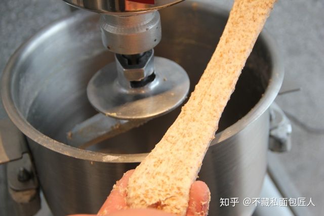 初学者用烤箱做面包?我们做了4款全麦粉占比不同的吐司,到底哪款最适合减脂?
