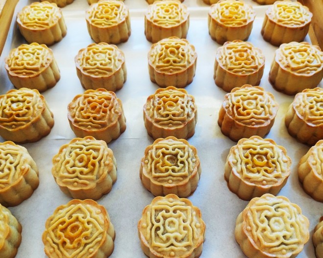 广式月饼-蛋黄莲蓉月饼 制作方法