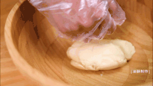 这颗蛋黄酥,让你甜足365天 制作方法