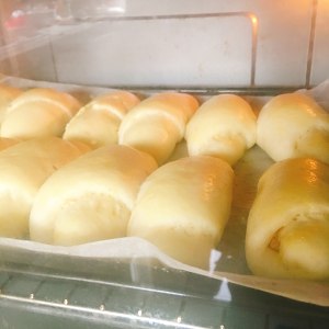 松软的肉松（香肠）（牛角）面包 制作方法