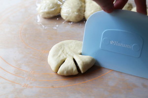 香软可口的花式豆沙面包 制作方法