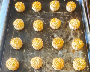 广式月饼-蛋黄莲蓉月饼 制作方法