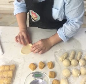 酥皮椰蓉糯米馅老婆饼 制作方法