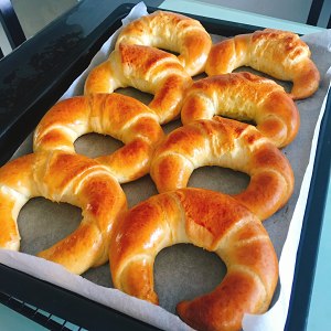 松软的肉松（香肠）（牛角）面包 制作方法