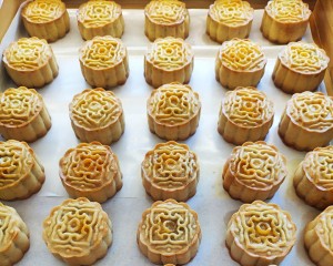 广式月饼-蛋黄莲蓉月饼 制作方法