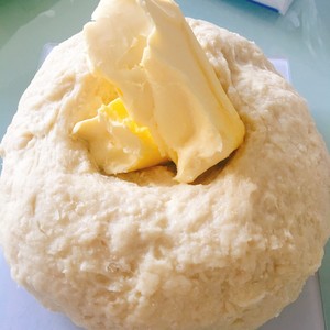 松软的肉松（香肠）（牛角）面包 制作方法