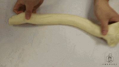怎么为圆圈面包注入馅料?这个手法必须学